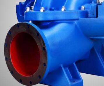 　　雙吸泵裝配填料步驟  　　1、 第一步：先把機封壓蓋的螺栓擰下來卸掉，取出兩端的機封壓蓋。  　　2、 第二步：卸掉泵蓋中開面上的全部螺母，用電葫蘆吊起泵蓋。  　　3、 第三步：再用電葫蘆將整個轉子部件吊起，平穩(wěn)放在墊子上。  　　4、 第四步：拆掉軸承體，卸下軸承壓蓋及軸承。(兩端同)  　　5、 第五步：最后拆下機械密封，再根據裝機封壓蓋止口尺寸加工填料壓蓋的配合尺寸。  　　6、 第六步：再裝上兩端的軸承及鎖緊螺母和軸承體。  　　7、 第七步：再將轉子部件吊起放入泵體，保持與原來(拆卸時)的位置一樣。  　　8、 第八步：吊起泵蓋改好，擰緊螺母。  　　9、 第九步：裝填料，將填料裝入原來安裝機封的位置，前面兩根填料再放填料環(huán)，后面再放3根填料用填料壓蓋壓緊并用螺母鎖緊即可。裝配完畢